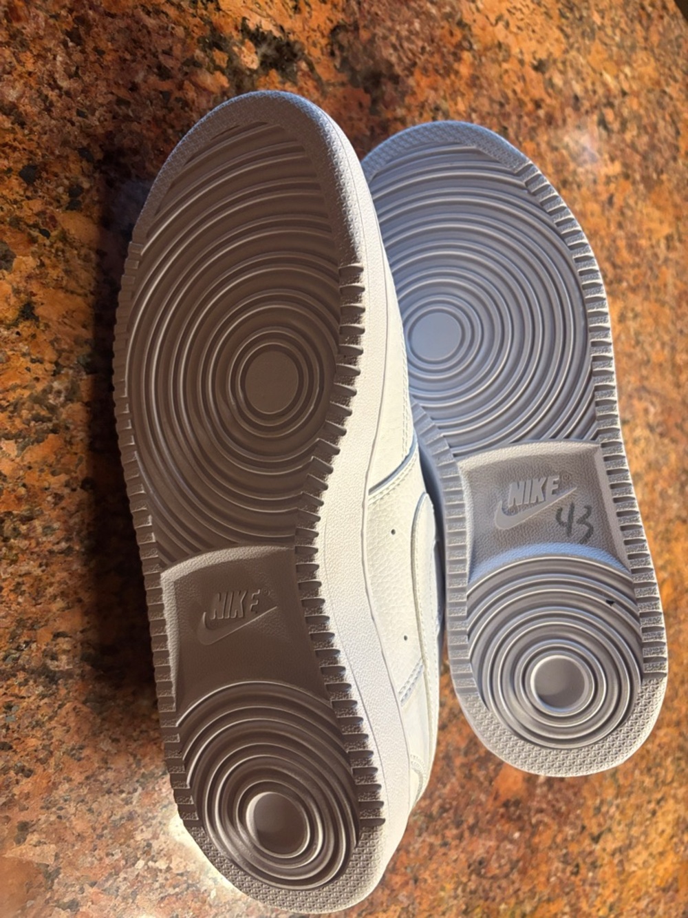 Nike White Women’s Sneakers - Picture 3 of 3